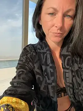 Mel-Mia — Show titts 