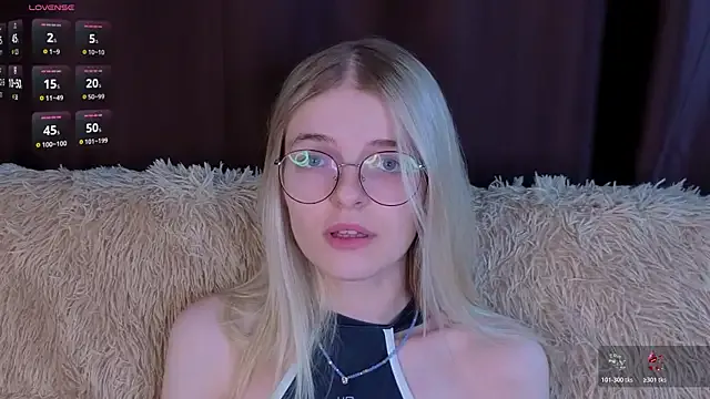 MonicaShiny on StripChat