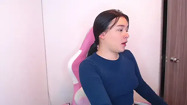 nahia__2 on StripChat