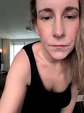 NaomiAndFriends from StripChat