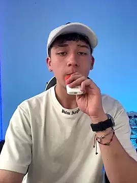 Freechat oliver_kyy on StripChat