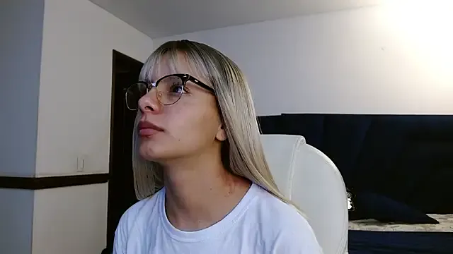 peyton_golden1 — SHOW YOUR PIERCED TITS