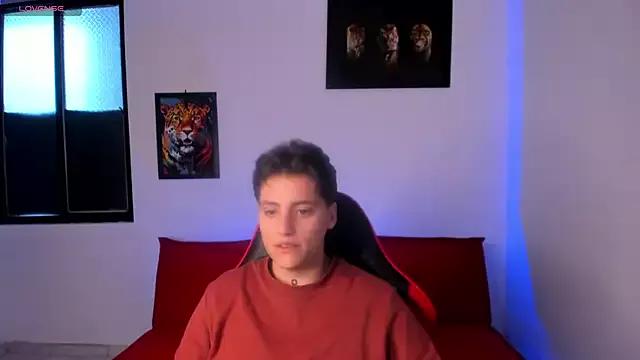 PeytonBox — show naked
