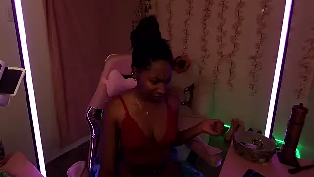 Queen_perla_ on StripChat