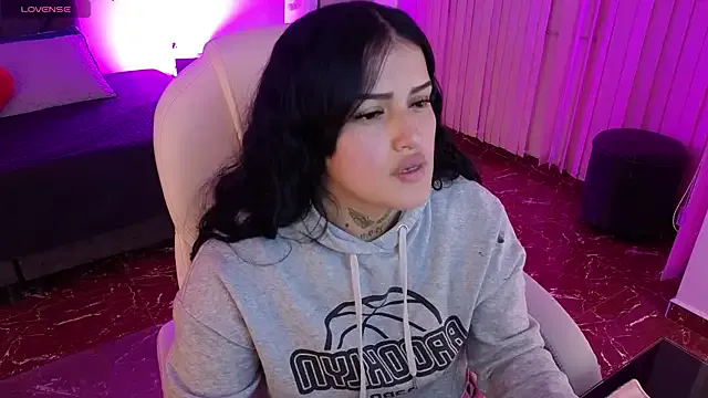 sari_belle on StripChat