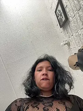 sarita_hos — Muestro un seno en la calle