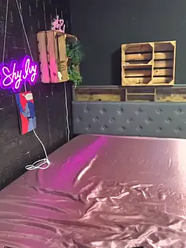 Shy-Ivy on StripChat