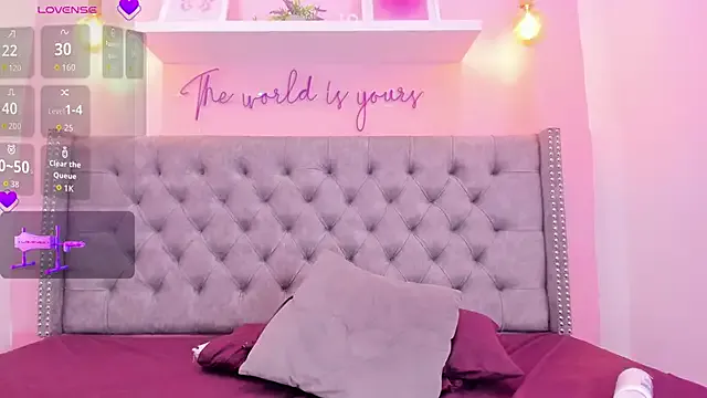 Sophiia_77 on StripChat