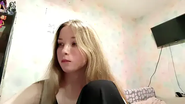 TiaBIanks — Eye contact + blow a kiss