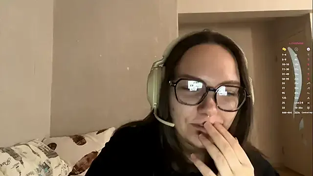 TrulaSowels — suck fingers close to cam!