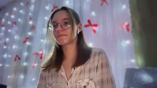 Vietero — Playfully bite lip&play with hair