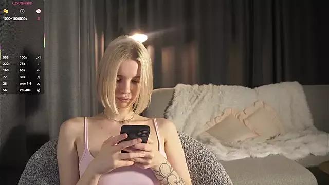 StripChat VivianKings is Freechat VivianKings — Teasing my nipples with drooling finger