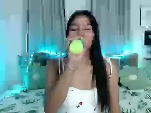 YourPrettyBella_TS on StripChat