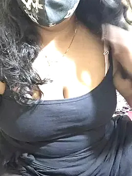 Yoursriya25 on StripChat