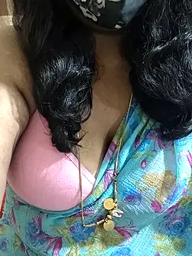 Yoursriya25 on StripChat