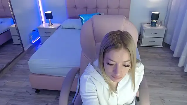 zoe_jones13 on StripChat